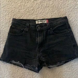 Adorable 527 Levi’s cutoff black shorts